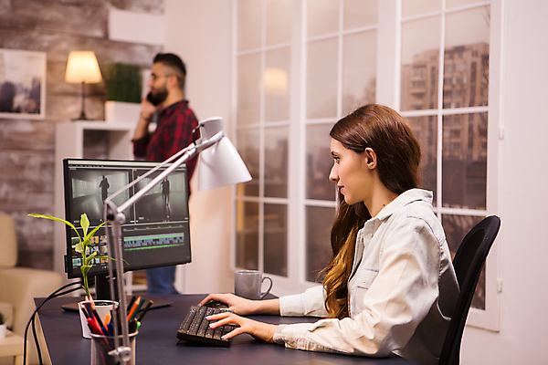 포토 JPG 해외이미지 커플 여자 남자 화분 창문 실내 상반신 성인 두명 옆모습 그래픽 모니터 머그컵 스탠드 키보드 연필꽂이 통화 그래픽디자이너 성인만 영상편집 해외포토 뷰포인트 관계 모션 문구용품 조명 사람 내부 컵 컴퓨터 디자이너 파일형식 이미지허브