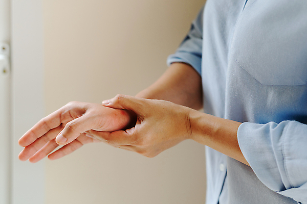 포토 JPG 해외이미지 1 손 여자 신체 손가락 해부 모션 근육 사람 사람없음 빨간색 파란색 약 스트레칭 고통 터치 마사지 선택 질병 자르기 손목 관절염 팔 테라피 깨짐 압력 염증 조작 해외포토 감정 컬러 컨셉 의학 신체부위 운동 뷰티 파일형식 이미지허브