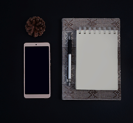 포토 JPG 해외이미지 교육 종이 백그라운드 컨셉 인터넷 비즈니스 장신구 통신 탁자 모바일 문구용품 직장 사람없음 목재 책 스마트폰 사무실 펜 디지털 스크린 검은색 쪽지 공책 어둠 공백 장비 흰색 소나무 작업 메시지 정상 무선전화기 책상 신학기 온라인 원뿔 공급 해외포토 도형 나무 컬러 가구 회사 재료 핸드폰 스마트기기 필기구 전화기 오브젝트 파일형식 이미지허브