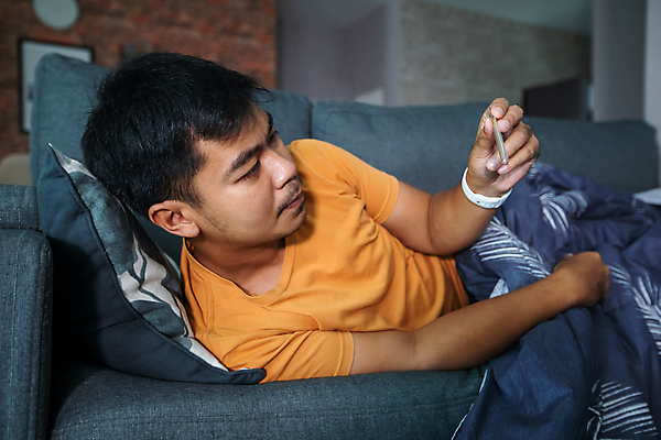 포토 JPG 해외이미지 손 남자 컨셉 거실 주택 건강 가면 한명 사람 앉기 동양인 성인 소파 약 고통 추위 환자 열 바이러스 보호 질병 코 두통 감염 온도 문제 알레르기 기침 돌봄 인플루엔자 재채기 전염병 증상 해로움 해외포토 1 감정 의자 의학 모션 인종 건물 신체부위 파일형식 이미지허브