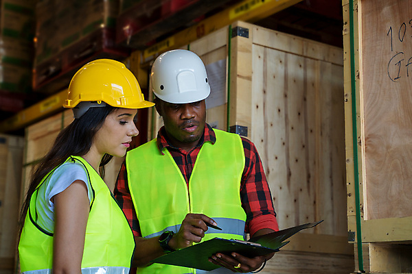 포토 JPG 해외이미지 직업 라이프스타일 디자인 산업 40대 공장 악수 실내 설명 사람 20대 성인 두명 스마트폰 상자 화물 비즈니스우먼 배달원 감독 안전모 헬멧 대표 종업원 배송 창고 경영자 문서 배지 점검 적재 판지 전자상거래 개발 경영 로딩 분배 염원 제어 효율 해외포토 여자 중년 컨셉 비즈니스 공업 모션 손짓 청년 내부 생활 핸드폰 스마트기기 운송업 직장인 안전장비 보호장비 리더 파일형식 이미지허브