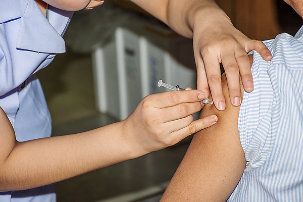 포토 JPG 해외이미지 직업 1 손 여자 아시아 얼굴 과학 태국 실내 건강 병원 주사기 한명 사람 동양인 성인 사무실 약 고통 장비 환자 의사 흰색 업무 예방 슛 주사약 백신 예방접종 해외포토 감정 나라 컬러 비즈니스 의학 의료기기 인종 내부 신체부위 의료진 작업 접종 파일형식 이미지허브