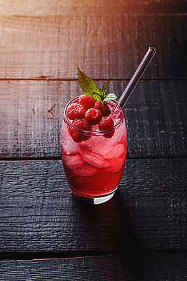 포토 JPG 해외이미지 잔 빨대 사람없음 빨간색 얼음 달콤 시원함 허브 산딸기 에이드 나무배경 해외포토 자연요소 식물 식기 음료 컬러 백그라운드 과일 맛 파일형식 이미지허브