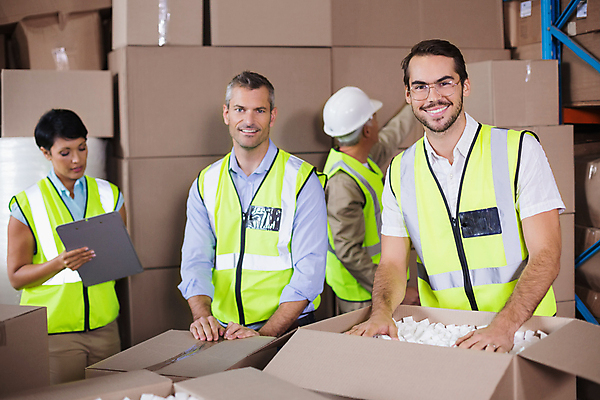 포토 JPG 해외이미지 백인 응시 여자 남자 40대 중년 50대 포장 노동자 실내 들기 여러명 상반신 20대 성인 앞모습 옆모습 30대 상자 작업 안전모 물류창고 해외포토 서양인 직업 시선 뷰포인트 다수 모션 사람 청년 내부 장년 헬멧 안전장비 창고 파일형식 이미지허브