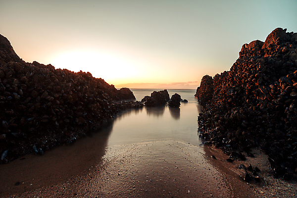 포토 JPG 해외이미지 주간 자연 휴식 풍경 해변 사람없음 야외 햇빛 태양 평화 일몰 바위 경관 해외포토 자연요소 바다 컨셉 노을 돌_바위 생태계 파일형식 이미지허브