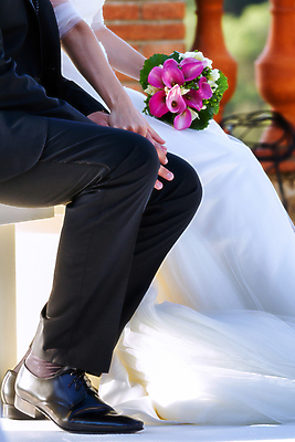 포토 JPG 해외이미지 전통 커플 드레스 여자 꽃 꽃다발 결혼 신발 2 양말 관리 사랑 사람 앉기 이벤트 사람없음 컬러풀 걷기 상점 수확 벨트 흰색 축하 반지 아내 우아함 결합 손톱 심볼 스타킹 무릎 팔 보여주기 가터벨트 통일 팬티스타킹 전경 해외포토 식물 손 잡화 옷 감정 컬러 컨셉 농업 장신구 관계 모션 풍경 신체부위 파일형식 탑뷰 이미지허브