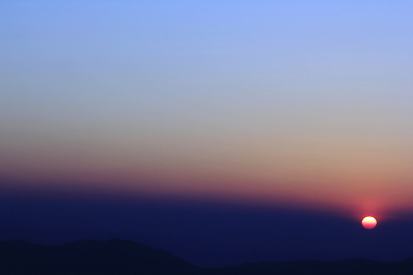 포토 JPG 해외이미지 자연 하늘 산 파노라마 풍경 사람없음 태양 일출 연기 수평선 해외포토 자연요소 촬영기법 노을 생태계 파일형식 이미지허브