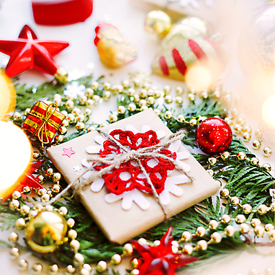 포토 JPG 해외이미지 별 종이 크리스마스 겨울 공 휴가 새해 선물 사람없음 장식 빨간색 초록색 빛 덮개 흰색 나뭇가지 축하 눈송이 황금 꽃가루 침엽수 핸드메이드 해외포토 자연요소 나무 계절 기념일 컬러 컨셉 눈_날씨 뚜껑 가루 파일형식 이미지허브