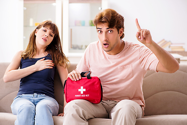 포토 JPG 해외이미지 커플 응시 여자 남자 실내 앉기 상반신 성인 두명 앞모습 소파 고통 가리킴 구급상자 응급치료 성인만 해외포토 시선 감정 뷰포인트 의자 관계 모션 사람 손짓 내부 치료 의료용품 파일형식 이미지허브