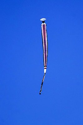 포토 JPG 해외이미지 줄 스포츠 여행 백그라운드 하늘 바람 휴가 취미 사람없음 야외 빨간색 파란색 컬러풀 장난감 햇빛 태양 맑음 검은색 축제 봄 자유 깃발 변화 연 속도 싱글 꼬리 결정체 모음 러시아인 해외포토 자연요소 서양인 계절 컬러 컨셉 날씨 한글 놀이용품 파일형식 이미지허브