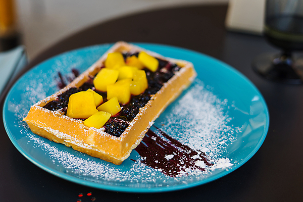 포토 JPG 해외이미지 접시 열매 음식 조각 백그라운드 과일 탁자 아침 디저트 건강 요리 사람없음 파란색 노란색 과자 초콜릿 식사 빵집 흰색 신선 황금 달콤 맛 아침식사 설탕 굽기 먹기 크림 블루베리 벨기에 시럽 망고 블랙베리 와플 내추럴 점심식사 페스츄리 핸드메이드 해외포토 주간 식물 식기 빵 컬러 가구 컨셉 모션 상점 구이 열대과일 서유럽 파일형식 이미지허브