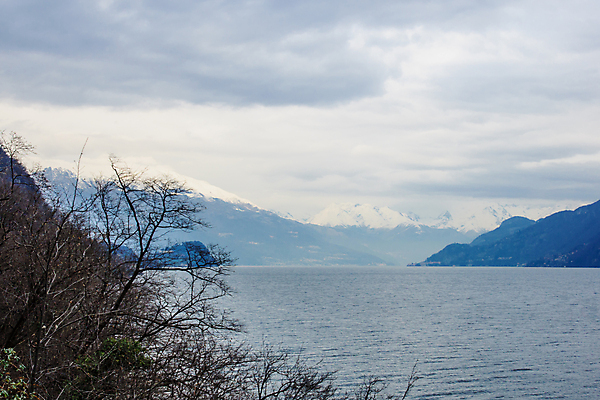 포토 JPG 해외이미지 구름 유럽 호수 여행 겨울 자연 하늘 휴가 산 풍경 사람없음 물 파란색 마을 이탈리아 보트 지중해 알프스 타운 해외포토 자연요소 계절 나라 바다 컬러 배_교통 도시 생태계 파일형식 이미지허브