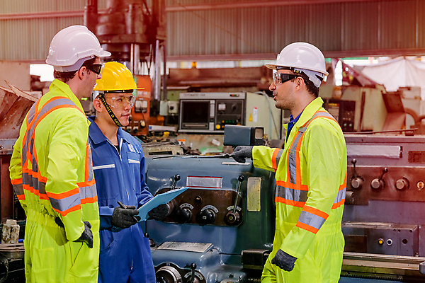 포토 JPG 해외이미지 백인 직업 행복 산업 유니폼 비즈니스 공장 성공 협력 노동자 직장 안전 사람 건물 세명 힘 기계 장비 에너지 업무 그룹 작업실 기술자 엔지니어 제조 보호 계획 헬멧 건축가 토론 땅 창고 시설 경영자 정비공 공학 유지 계약자 제어 프로젝트 해외포토 서양인 건축물 옷 교육 감정 컨셉 회사 공업 작업 보호장비 계약 리더 파일형식 이미지허브