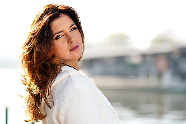 포토 JPG 해외이미지 모델 라이프스타일 헤어스타일 옷 계절 여자 행복 포즈 휴식 거리 갈색머리 한명 사람 성인 야외 물 강 도시풍경 유행 항구 가을 도시 화려 우아함 닫기 운하 주말 타운 스타일 해외포토 자연요소 1 감정 컨셉 교통시설 모션 풍경 생활 파일형식 이미지허브