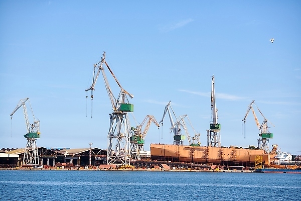 포토 JPG 해외이미지 주간 바다 하늘 사람없음 야외 중장비 조선소 기중기 산업시설 산업현장 해외포토 자연요소 산업 산업장비 파일형식 이미지허브