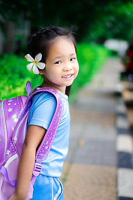 포토 JPG 해외이미지 학생 드레스 공원 여자 교육 꽃 행복 어린이 유니폼 가방 배낭 학교 자연 한명 미소 사람 동양인 야외 걷기 산책 유치원 기쁨 오솔길 바둑 걸음마 초보 해외포토 식물 1 잡화 옷 공공시설 감정 길 모션 놀이 휴식 표정 인종 생태계 파일형식 이미지허브