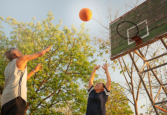 포토 JPG 해외이미지 주간 나무 여자 노년 남자 로우앵글 농구 농구공 동양인 상반신 야외 두명 경쟁 슛 농구대 블로킹 노인만 해외포토 자연요소 식물 뷰포인트 컨셉 공 사람 인종 성인 구기 골대 성인만 파일형식 이미지허브