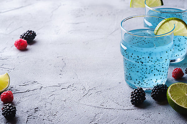 포토 JPG 해외이미지 조각 잔 사람없음 파란색 칵테일 레몬 슬라이스 산딸기 블랙베리 콘크리트 카피스페이스 치아시드 해외포토 식기 컬러 과일 주류 씨앗 공백 파일형식 이미지허브