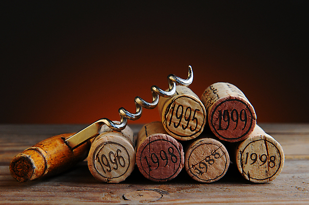 포토 JPG 해외이미지 음료 탁자 따뜻함 사람없음 목재 빨간색 금속 식당 와인 수확 골동품 마개 나사 시골 닫기 오브젝트 대추 코르크 와인오프너 양조장 옛날 지하실 카피스페이스 해외포토 나무 컬러 가구 농업 재료 모션 재질 주류 상점 공백 뚜껑 공구 병따개 파일형식 이미지허브