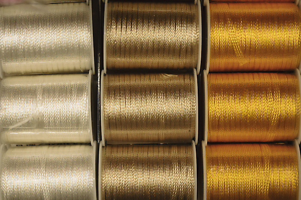 포토 JPG 해외이미지 디자인 옷 가구 목걸이 결혼식 실내 선물 미술 사람없음 장식 빛 숫자 반사 노란색 유행 사진촬영 흰색 원형 황금 실 고급 우아함 컨테이너 바느질 자르기 질감 팝 많음 해외포토 도형 문자 산업 컬러 생활용품 결혼 컨셉 장신구 모션 문화예술 내부 촬영 파일형식 이미지허브