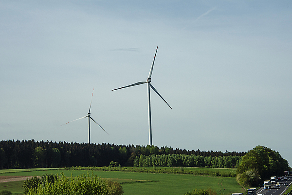포토 JPG 해외이미지 식물 구름 산업 밭 하늘 바람 풍경 사람없음 초록색 여름 파란색 글로벌 농장 마을 환경 탑 힘 재활용 풍차 발전기 에너지 흰색 행운 칼날 에코 프로펠러 세대 유지 돛대 방앗간 혁명 생태학 해외포토 자연요소 건축물 계절 교육 컬러 컨셉 농업 날씨 발전소 친환경 파일형식 이미지허브
