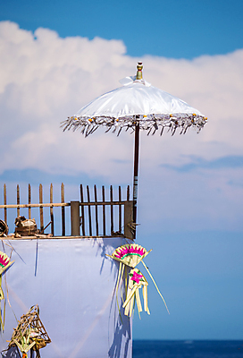 포토 JPG 해외이미지 전통 아시아 종교 문화 백그라운드 우산 자연 하늘 미술 동양인 사람없음 장식 파란색 태양 검은색 놀람 사찰 의식 심볼 질감 발리 인도네시아 숭배 힌두교 해외포토 자연요소 감정 나라 컬러 섬 종교건축 문화예술 표정 인종 생태계 파일형식 이미지허브