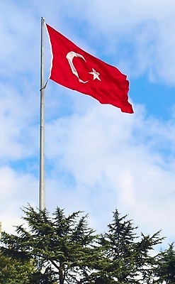 포토 JPG 해외이미지 구름 중동 하늘 이스탄불 사람없음 빨간색 파란색 맑음 깃발 국기 이슬람교 심볼 칠면조 전국 튀르키예 해외포토 자연요소 나라 아시아 종교 컬러 조류 날씨 파일형식 이미지허브