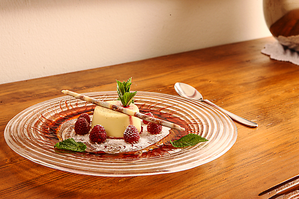 포토 JPG 해외이미지 접시 열매 음식 결혼 백그라운드 휴식 디저트 종류 요리 사람없음 장식 빨간색 세로 요식업 식당 식사 카페 빵집 흰색 축하 신선 고급 달콤 맛 설탕 굽기 먹기 민트 크림 블루베리 산딸기 시럽 푸딩 프랑스어 점심식사 바닐라 식품점 커스터드 캐러멜 해외포토 식물 문자 식기 산업 컬러 컨셉 과일 모션 이벤트 상점 구이 허브 파일형식 이미지허브