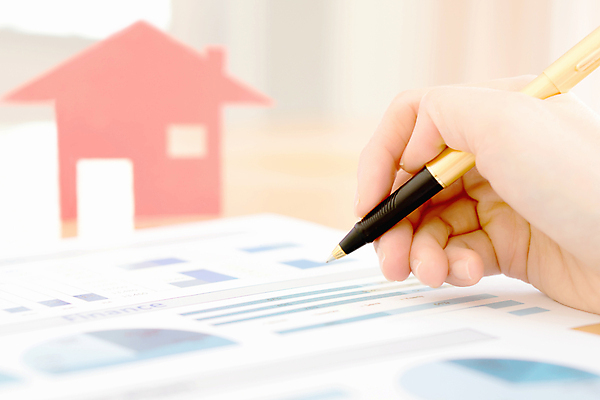 포토 JPG 해외이미지 직업 손 여자 종이 회사 비즈니스 통계 탁자 그래프 설계 주택 실내 한명 사람 사람없음 신체부위 가로 사무실 반사 펜 기록 작업 비즈니스우먼 작업장 횡단보도 책상 계약 보고서 경영자 문서 팔 편지쓰기 여자한명만 카피스페이스 해외포토 1 산업 가구 컨셉 내부 건물 필기구 공백 직장인 보행로 편지 리더 여자만 파일형식 이미지허브