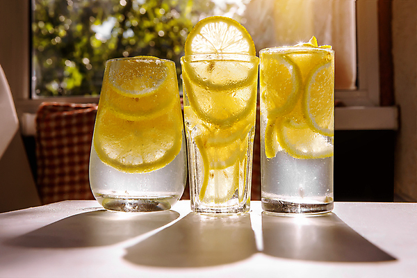 포토 JPG 해외이미지 전통 음료 음식 조각 백그라운드 다이어트 과일 유리 탁자 귤 주택 건강 종류 사람없음 물 빛 태양 환경 정원 맑음 얼음 주스 봄 방 머그컵 추위 수확 흰색 시골 신선 칵테일 설탕 레몬 레모네이드 가득함 라임 레시피 냉각기 소다 핸드메이드 디톡스 해외포토 자연요소 계절 컬러 가구 농업 재질 날씨 주류 건물 컵 에이드 파일형식 이미지허브