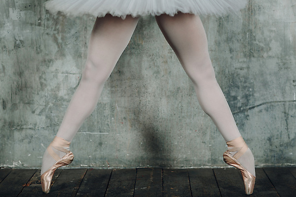 포토 JPG 해외이미지 전통 라이프스타일 여자 포즈 신발 이동 신체 미술 한명 치마 공연 연주자 댄서 흰색 춤 직물 클래식 우아함 배우 극장 날씬함 발레 발레리나 예술가 발레복 쇼 체조 단계 단아함 해외포토 직업 1 옷 컬러 컨셉 하의 문화예술 사람 이벤트 생활 운동 음악가 몸매 연예인 파일형식 이미지허브