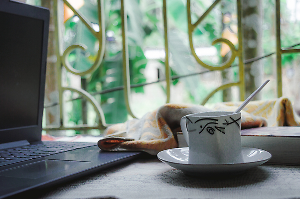 포토 JPG 해외이미지 라이프스타일 교육 백그라운드 거실 인터넷 비즈니스 통신 창문 가정 아침 무선통신 휴식 실내 사람없음 컵 노트북 인테리어 컴퓨터 사무실 햇빛 유행 모니터 키보드 작업 네트워크 작업장 전문직 아침식사 책상 에스프레소 카피스페이스 해외포토 주간 직업 식기 디자인 산업 커피 가구 컨셉 내부 생활 전자제품 태양 식사 공백 파일형식 이미지허브