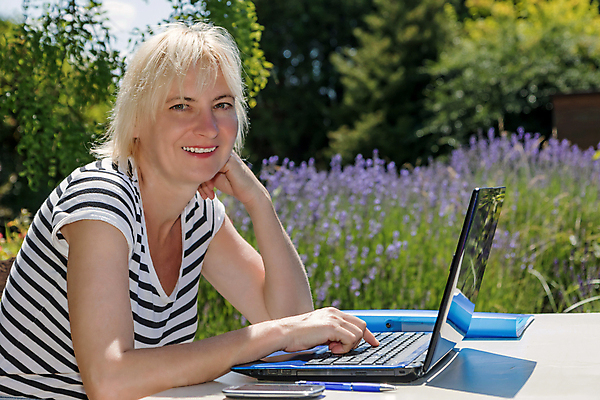 포토 JPG 해외이미지 백인 라이프스타일 응시 여자 행복 얼굴 중년 포즈 백그라운드 한명 사람 앉기 성인 야외 스마트폰 소파 금발 사무실 정원 공책 해외포토 서양인 1 헤어스타일 시선 감정 의자 비즈니스 모션 문구용품 생활 신체부위 핸드폰 스마트기기 파일형식 이미지허브