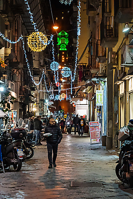 포토 JPG 해외이미지 응시 유럽 여행 건축양식 휴가 거리 풍경 사람없음 건물 빛 도시풍경 이탈리아 램프 도시 보행로 야간 저녁 지중해 좁은 타운 빛망울 나폴리 옛날 해외포토 자연요소 건축물 시선 건축 나라 길 바다 조명 파일형식 이미지허브