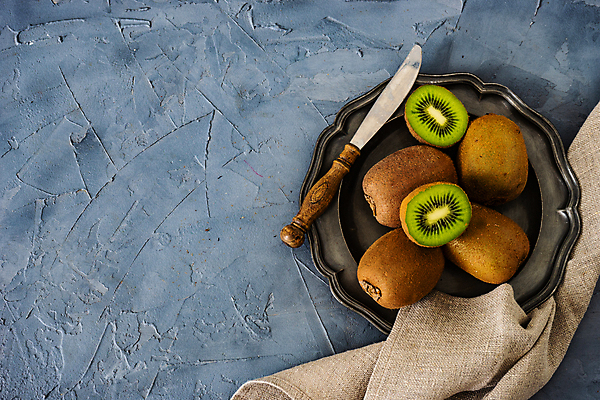 포토 JPG 해외이미지 접시 단면 실내 키위 사람없음 나이프 파란배경 해외포토 식기 백그라운드 과일 내부 파란색 칼 파일형식 이미지허브