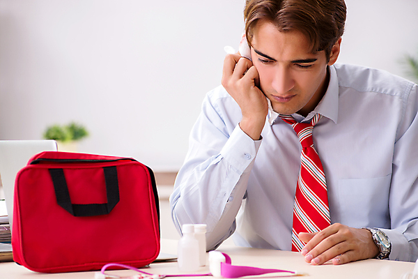 포토 JPG 해외이미지 남자 실내 한명 상반신 성인 앞모습 턱괴기 고통 비즈니스맨 구급상자 응급치료 성인남자한명만 해외포토 1 감정 뷰포인트 비즈니스 모션 사람 내부 치료 의료용품 직장인 남자한명만 성인남자만 파일형식 이미지허브
