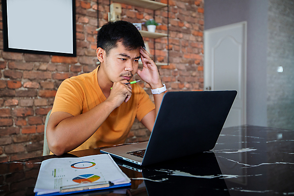 포토 JPG 해외이미지 직업 라이프스타일 남자 음악 인터넷 비즈니스 사업가 통신 회의 거리 스트레스 주택 한명 사람 동양인 성인 금융 노트북 컴퓨터 사무실 헤드폰 공책 듣기 업무 작업 비즈니스맨 네트워크 상담원 연결 무선전화기 두통 온라인 동영상 소셜 심각 운영자 프리랜서 해외포토 1 음향기기 컨셉 모션 문화예술 문구용품 인종 건물 생활 경제 전자제품 직장인 사무원 질병 전화기 파일형식 이미지허브