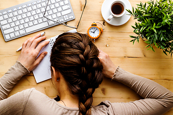 포토 JPG 해외이미지 여자 안경 커피 엎드리기 비즈니스 탁자 실내 피곤 한명 상반신 성인 뒷모습 책 하이앵글 자명종 키보드 잠 비즈니스우먼 졸음 커피잔 컵받침 책상 업무과다 과로 안대 성인여자한명만 해외포토 1 잡화 감정 음료 뷰포인트 시계 가구 컨셉 모션 잔 사람 내부 알람 업무 직장인 받침대 여자한명만 성인여자만 파일형식 이미지허브