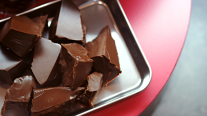 포토 JPG 해외이미지 디자인 음료 음식 조각 백그라운드 재료 탁자 디저트 콩 건강 사탕 요리 씨앗 사람없음 빛 세트 갈색 우주 초콜릿 검은색 어둠 우유 소용돌이 흰색 신선 바 뜨거움 액체 붓기 달콤 맛 떨어짐 정상 가루 설탕 가득함 크림 코코아 카카오 핸드메이드 해외포토 식물 컬러 가구 컨셉 모션 유제품 곡류 회오리 파일형식 이미지허브