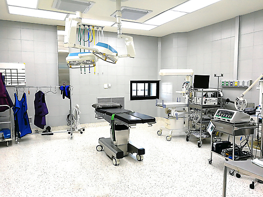 포토 JPG 해외이미지 직업 스포츠 2 건강 병원 가면 사람 사람없음 내부 치료 빛 컴퓨터 사무실 약 모니터 방 장비 시험 환자 간호사 의사 기구 램프 긴급 수술 질병 서비스 천장 외과 돌봄 헬프 살균 해외포토 교육 비즈니스 의학 모션 조명 전자제품 의료진 도움 파일형식 이미지허브