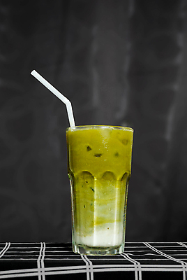 포토 JPG 해외이미지 검은배경 실내 빨대 사람없음 컵 카페 녹차 말차 해외포토 식기 백그라운드 내부 차_음료 상점 검은색 파일형식 이미지허브