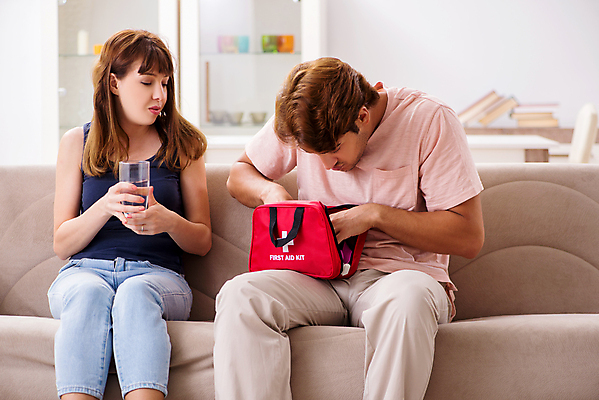 포토 JPG 해외이미지 커플 응시 여자 남자 실내 들기 앉기 상반신 성인 두명 앞모습 소파 구급상자 물컵 응급치료 찾기 성인만 해외포토 시선 뷰포인트 의자 관계 모션 사람 내부 치료 컵 의료용품 파일형식 이미지허브