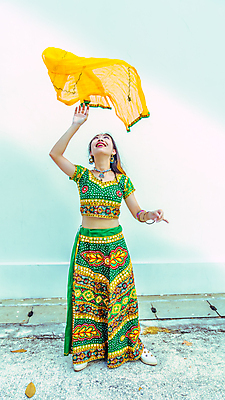 포토 JPG 해외이미지 모델 전통 라이프스타일 응시 여자 행복 문화 포즈 장난 놀이 한명 동양인 인종 성인 컬러풀 유행 축제 중국 덮개 표현 자신감 던지기 보석 인도인 다문화 다민족 싱가폴 해외포토 외국인 1 시선 감정 아시아 컬러 모션 사람 생활 뚜껑 광석 사회이슈 파일형식 이미지허브