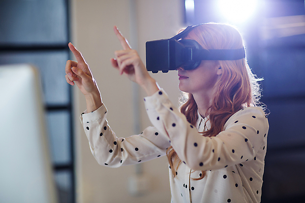 포토 JPG 해외이미지 서양인 여자 비즈니스 실내 한명 상반신 성인 옆모습 가리킴 착용 가상현실 성인여자한명만 오큘러스 VR기기 해외포토 외국인 1 뷰포인트 사람 손짓 내부 기계 여자한명만 성인여자만 파일형식 이미지허브