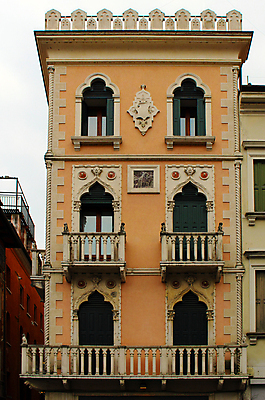 포토 JPG 해외이미지 건축양식 창문 바닥 주택 3 사람없음 건물 장식 세로 이탈리아 수확 역사 베네치아 셔터 옛날 해외포토 건축물 건축 유럽 농업 파일형식 이미지허브