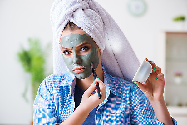 포토 JPG 해외이미지 그릇 응시 여자 실내 한명 들기 상반신 성인 수건 붓 집중 피부관리 바르기 팩 성인여자한명만 해외포토 1 식기 시선 컨셉 모션 사람 내부 위생용품 뷰티 화장품 여자한명만 성인여자만 파일형식 이미지허브