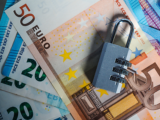 포토 JPG 해외이미지 손 유럽 장갑 돈 손가락 독일 건강 가면 사람없음 금융 경제 파란색 달러 동전 미국 이탈리아 금지 유로 프랑스 시장 질병 자르기 잠금 대출 빚 라텍스 예산 우울증 위기 유럽연합 자금 제어 유대감 해외포토 잡화 나라 컬러 북아메리카 의학 모션 신체부위 재산 보안 파일형식 이미지허브