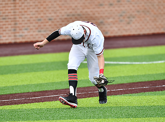 포토 JPG 해외이미지 전신 남자 유니폼 청소년 허리숙이기 한명 들기 앞모습 10대 달리기 경쟁 경기장 활발 야구 야구선수 야구글러브 투수 야구복 대회 십대남자한명만 해외포토 1 옷 뷰포인트 컨셉 스포츠시설 모션 운동선수 숙이기 사람 운동복 구기 글러브 남자한명만 십대남자만 파일형식 이미지허브