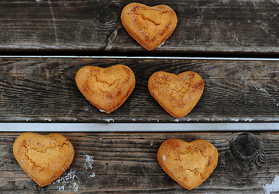 포토 JPG 해외이미지 모양 음식 백그라운드 크리스마스 겨울 휴가 디저트 발렌타인데이 사랑 사람없음 목재 파란색 갈색 쿠키 흰색 하트 달콤 심볼 고립 소셜네트워크 시나몬 스타일 해외포토 나무 계절 기념일 감정 컬러 재료 데이이벤트 맛 파일형식 이미지허브