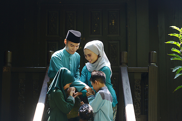 포토 JPG 해외이미지 전통 여자 남자 행복 아시아 종교 어린이 가족 주택 기념 함께함 사람 동양인 여러명 성인 축제 인사 중앙 이슬람교 동쪽 말레이시아 단식 라마단 아랍어 해외포토 감정 나라 다수 컨셉 관계 인종 건물 예절 방향 파일형식 이미지허브